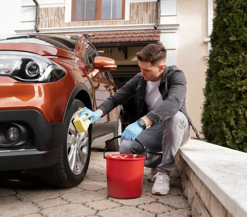 Lavage auto à domicile Marigny-Marmande : professionnel intervenant sur un véhicule